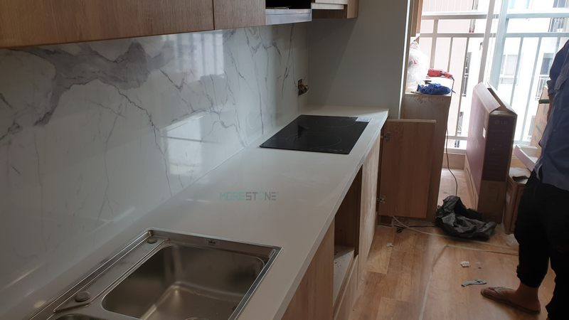 Đá ốp mặt bếp nhân tạo có khả năng chống lực nhiệt tốt, có thể uốn cong theo ý muốn để đáp ứng nhu cầu sử dụng tối ưu nhất của chủ nhà.